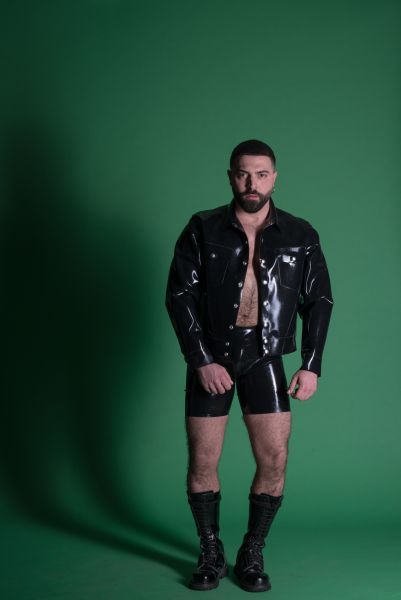 Latex Jeans Jacke von Sven Appelt Rubber aus Berlin. Die Jacket kann auch als Latex Maßanfertigung bestellt werden. Du kannst uns auch in unserem Latex Fetischstore in Berlin besuchen.