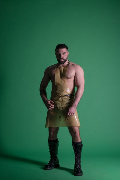 Latex Schürze von Sven Appelt Rubber aus Berlin. Outfits können auch als Latex Maßanfertigung bestellt werden. Du kannst uns auch in unserem Latex Fetischstore in Berlin besuchen.