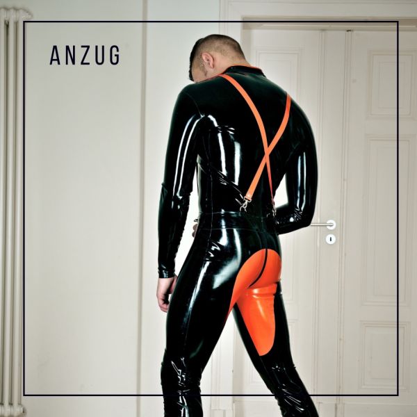 Ganzanzug mit farbiger Piping